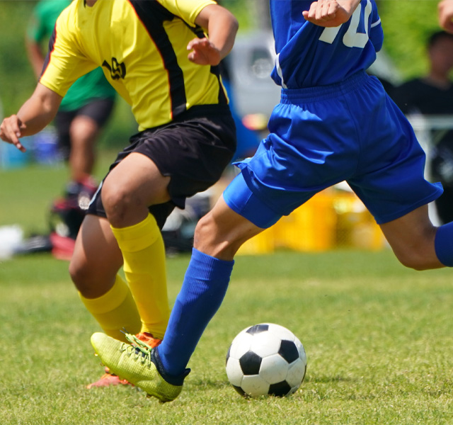 サッカーをしている男性